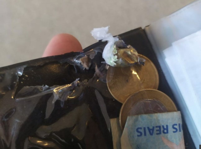 Moeda que estava dentro de carteira salvou jovem que levou tiro em cima de artéria — Foto: Ithamar Souza/Arquivo pessoal