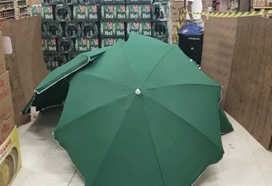 Funcionário do carrefour morre e corpo é escondido com guarda-sois