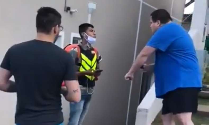 Entregador vítima de racismo recebe apoio de famosos e ganha moto matheus pires