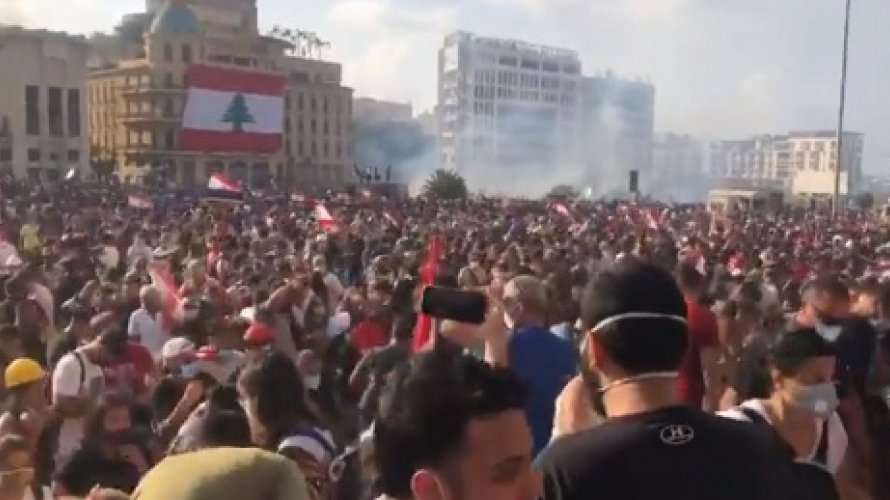 Polícia lança gás lacrimogêneo em manifestantes de Beirute