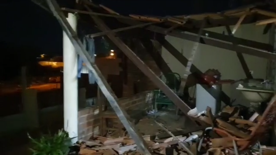 Varanda de casa desaba em Morrinhos e atinge mulheres