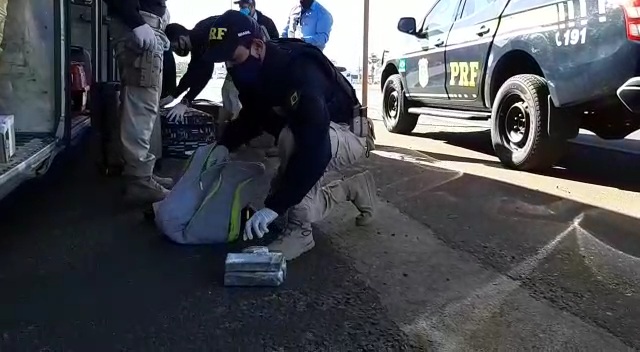 Polícia prende menor com drogas e homem com mandado em aberto; assista