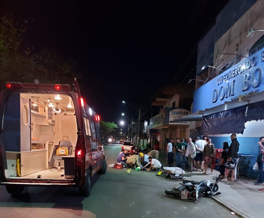 Moto e carro colidem no centro de Silvânia