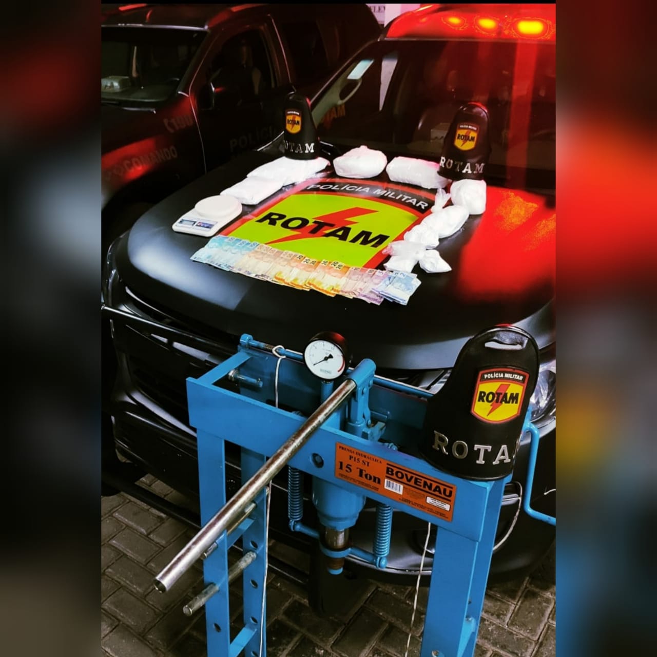 A Polícia Militar (PM) desarticulou um laboratório de drogas e apreendeu 8 kg de cocaína avaliada em R$ 160 mil, em Goiânia. (Foto: divulgação/PM)