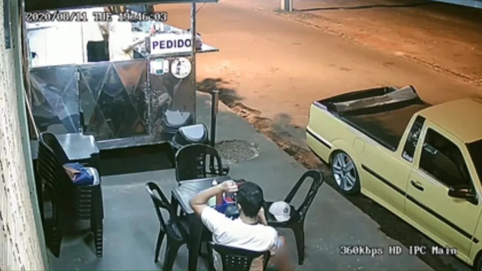 cachorro-quente Cliente arranca cabelo e coloca em lanche antes de reclamar; vídeo