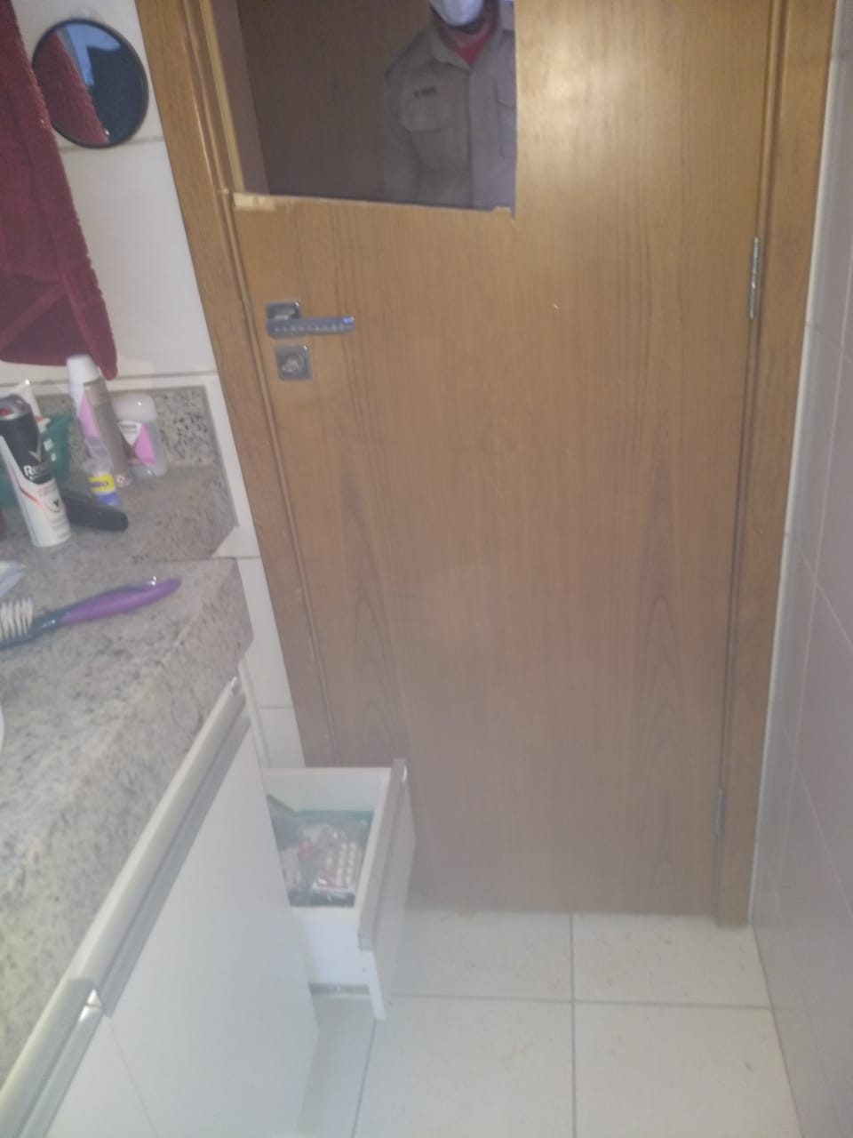 Bombeiros resgatam criança que estava presa em banheiro