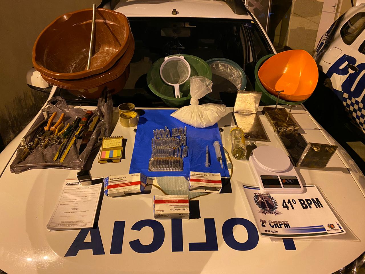 A PM fechou um laboratório de drogas e apreendeu itens de produção industrial de entorpecentes e atestados e carimbos em Aparecida de Goiânia. (Foto: divulgação/PM)