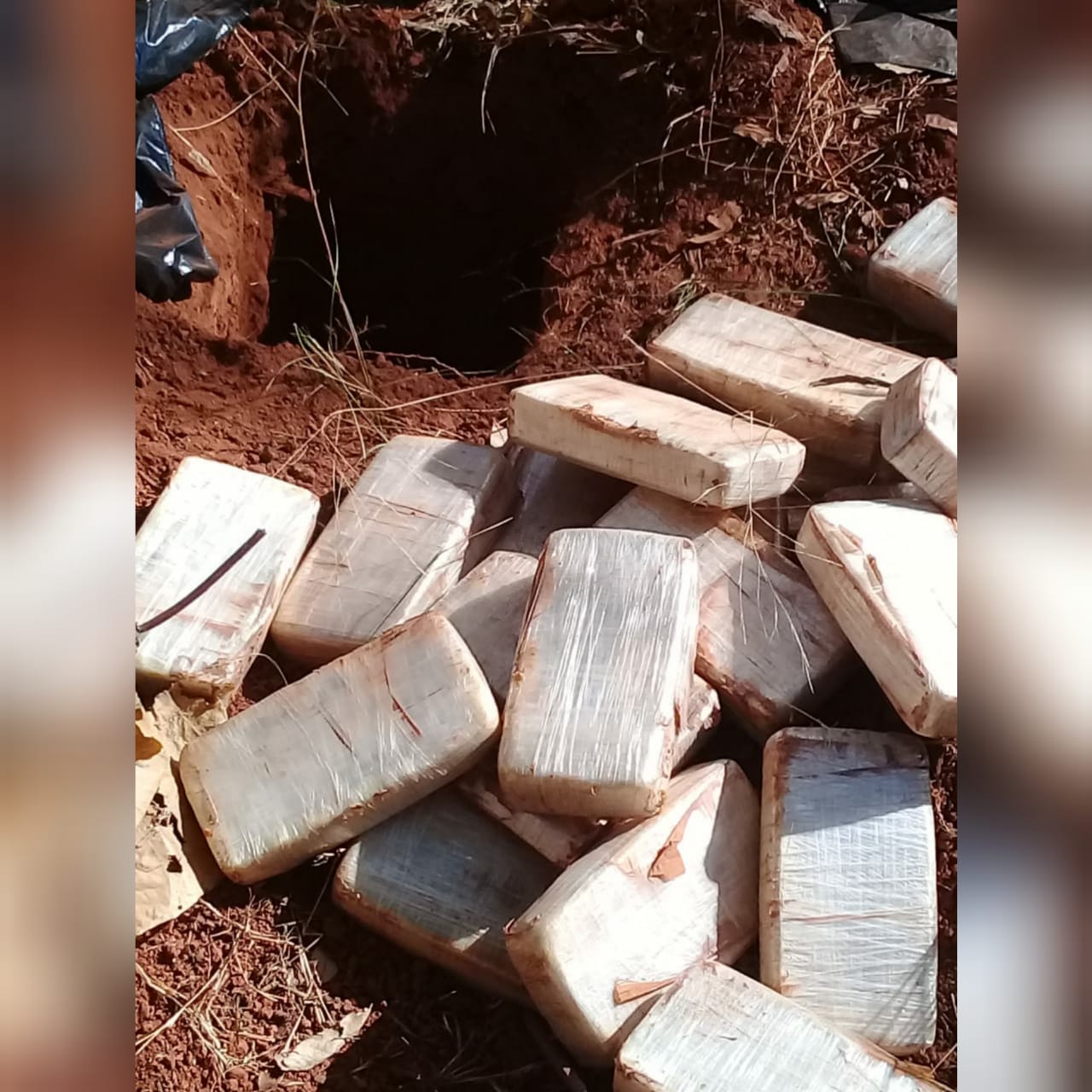 Um carregamento de cocaína avaliado em R$ 750 mil foi apreendido em Barro Alto, na região Central de Goiás, na última segunda-feira (17). (Foto: divulgação/PM)