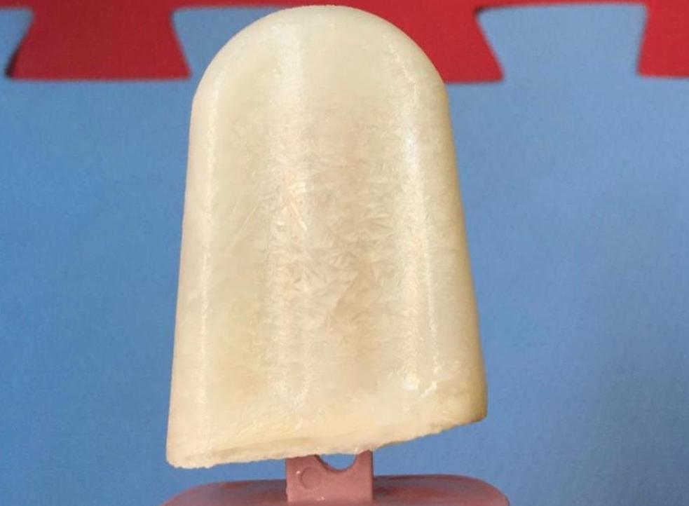 Para amenizar calor, mãe faz picolé de leite materno para bebê