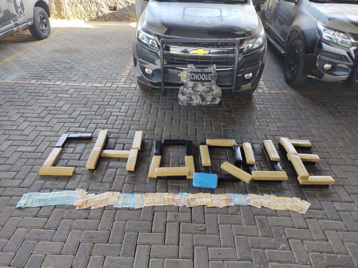 Duas advogadas e dois homens foram presos suspeitos de tráfico de drogas em Goiânia, na manhã de quinta-feira (20). (Foto: divulgação/PM)