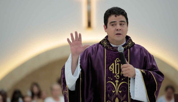 Novos áudios revelados em reportagem do Fantástico, na noite de domingo (21), podem reabrir as investigações contra o padre Robson. (Foto: Divulgação)