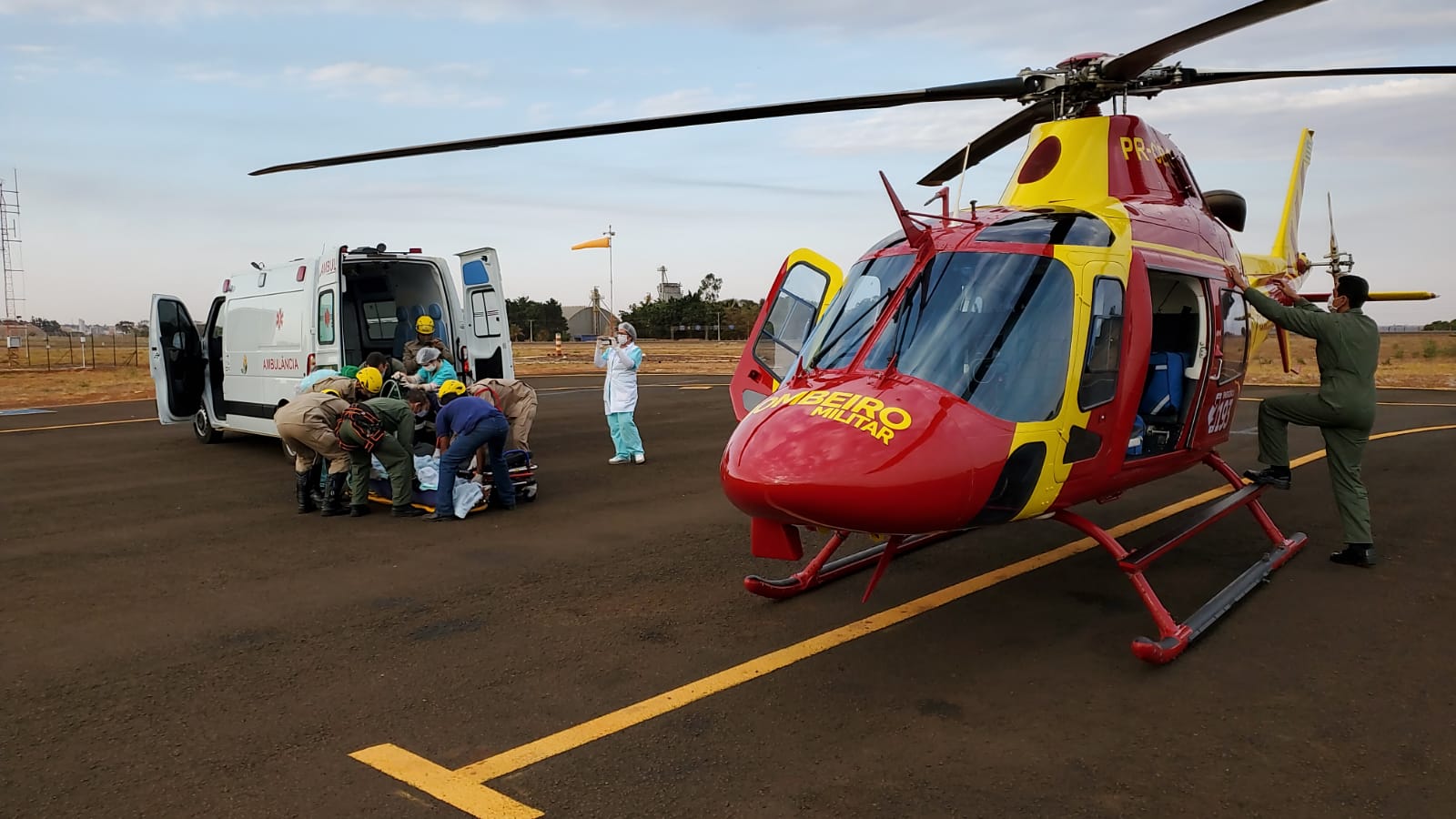 Bombeiros resgatam trabalhador que estava combatendo incêndio; vídeo