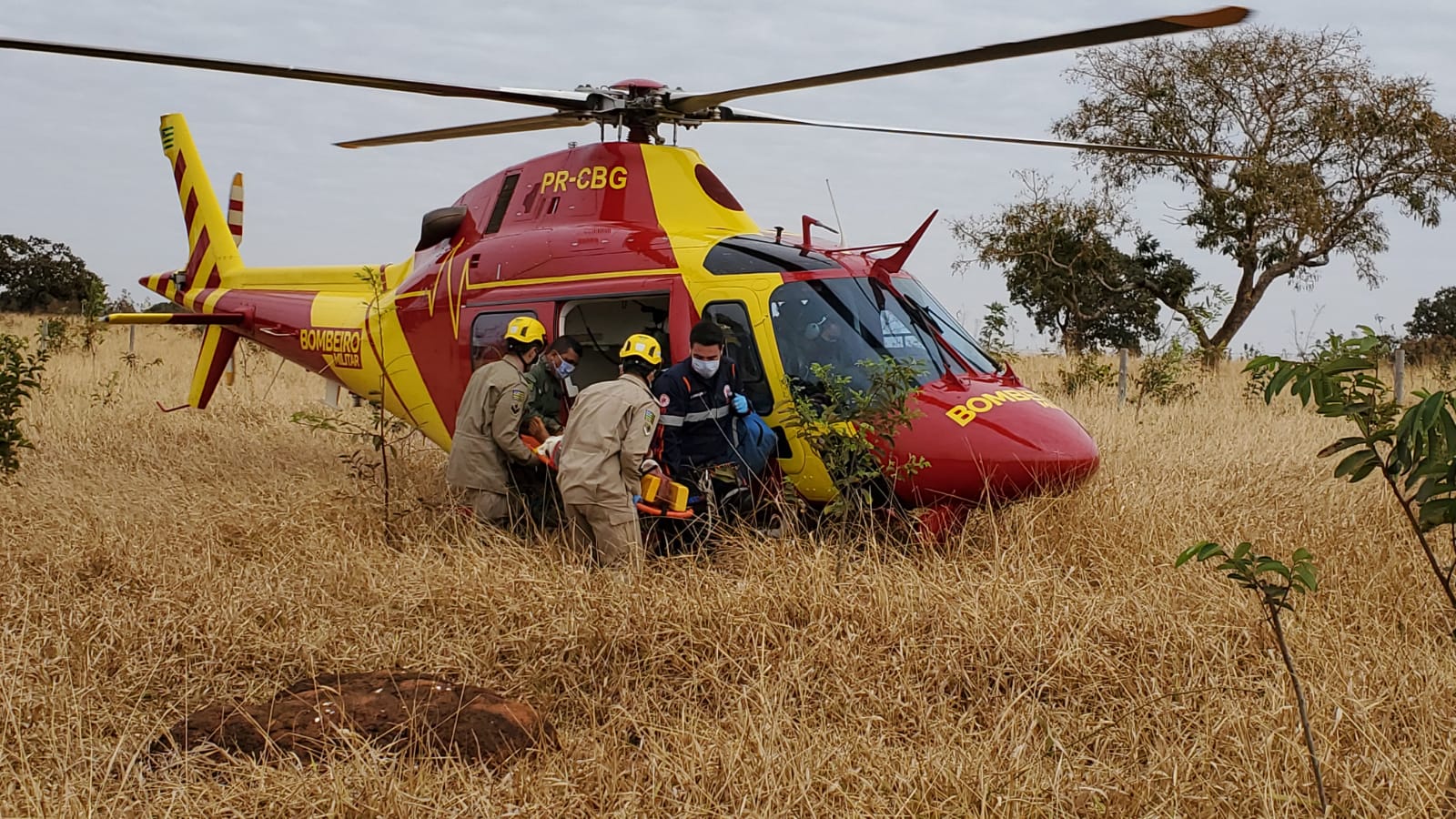 Um homem de 56 anos foi socorrido após levar golpes de faca no tórax e abdômen, na manhã deste sábado (22), no Setor Buena Vista, em Goiânia. (Foto: divulgação/Corpo de Bombeiros)