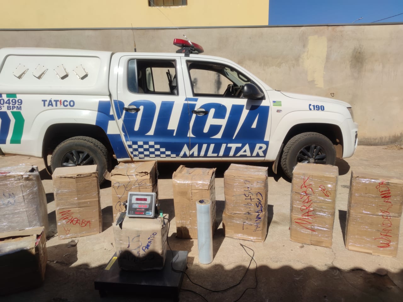 Em Anápolis, casas eram conectadas por buraco na parede. Delivery de maconha e cigarros seria feito para todo o país (Foto: PM / Divulgação)