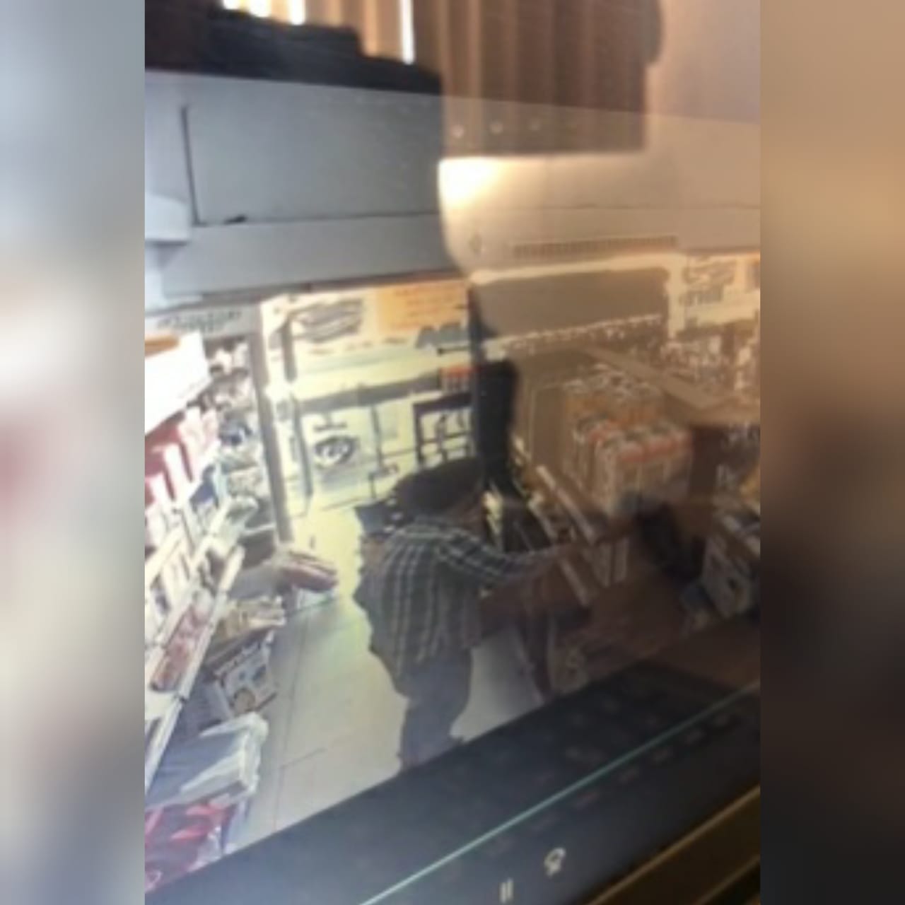 Uma distribuidora de injeção eletrônica localizada na Av. das Bandeiras, no Setor Vila Mauá, em Goiânia, foi alvo de furto. (Foto: reprodução)