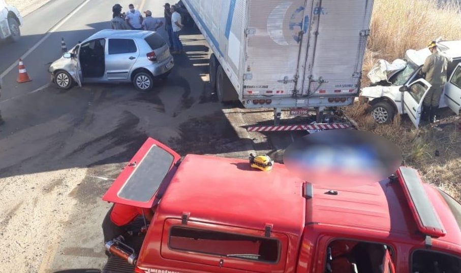 Um acidente de trânsito envolvendo três veículos deixou dois adultos e um bebê, de apenas seis meses, mortos na BR-020, entre Guarani e Posse, no Nordeste goiano. Foto: divulgação/Corpo de Bombeiros