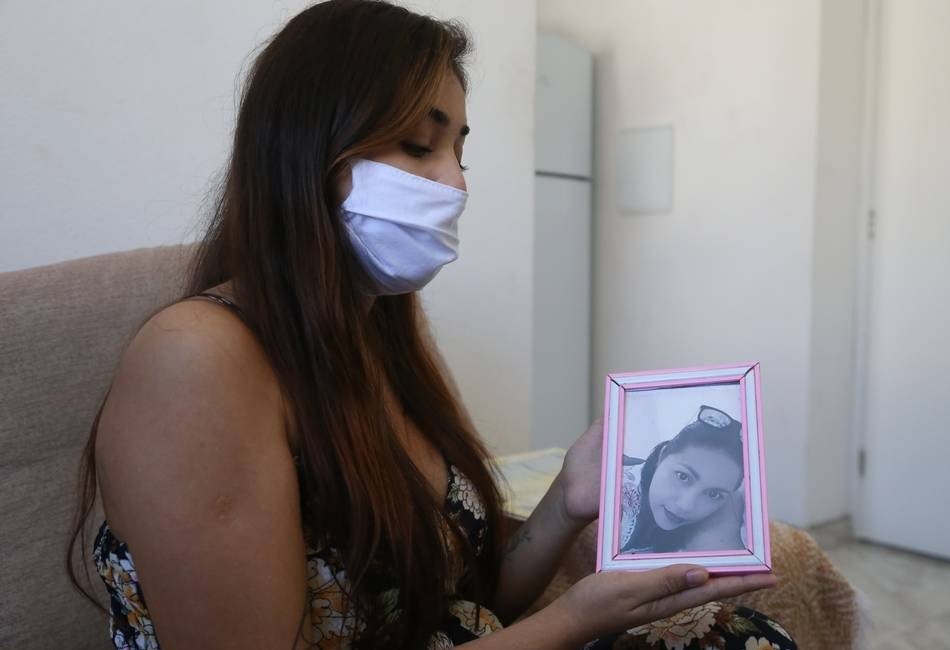 'Minha mãe também foi espancada', diz filha de cozinheira morta por asfixia no trabalho