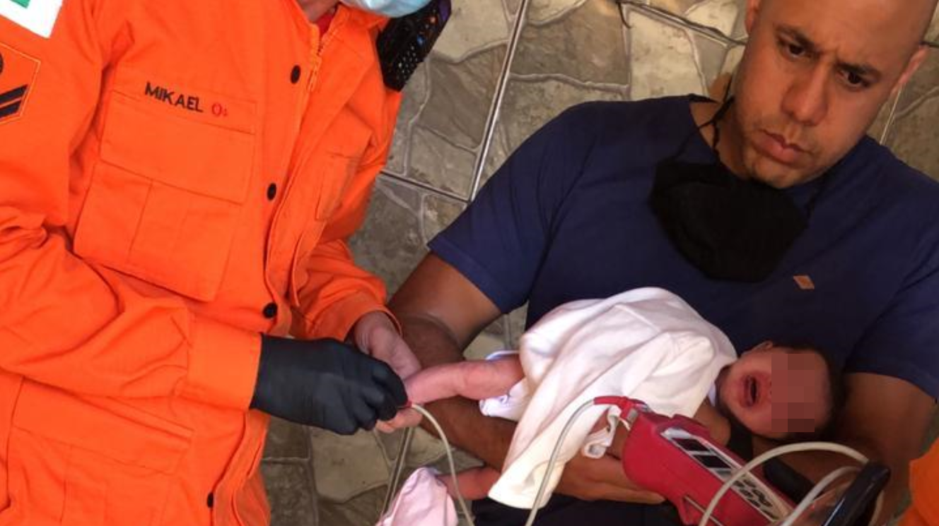 Bebê asfixiada foi resgatada por militares de folga em Samambaia, DF (Foto: PM-DF/ Divulgação)