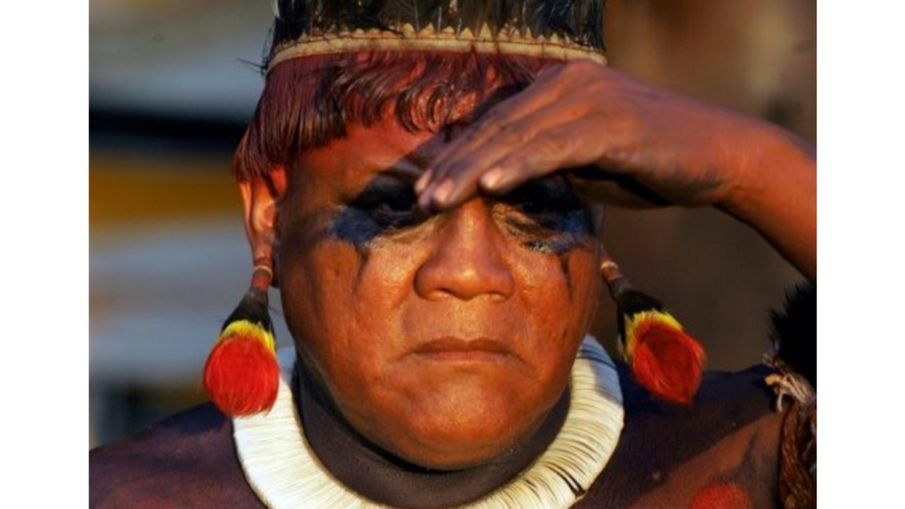 O cacique Aritana Yawalapiti, que morreu vítima de covid-19 na quarta-feira (5), será sepultado na aldeia dos Yawalapiti, no Alto do Xingu. (Foto: reprodução)