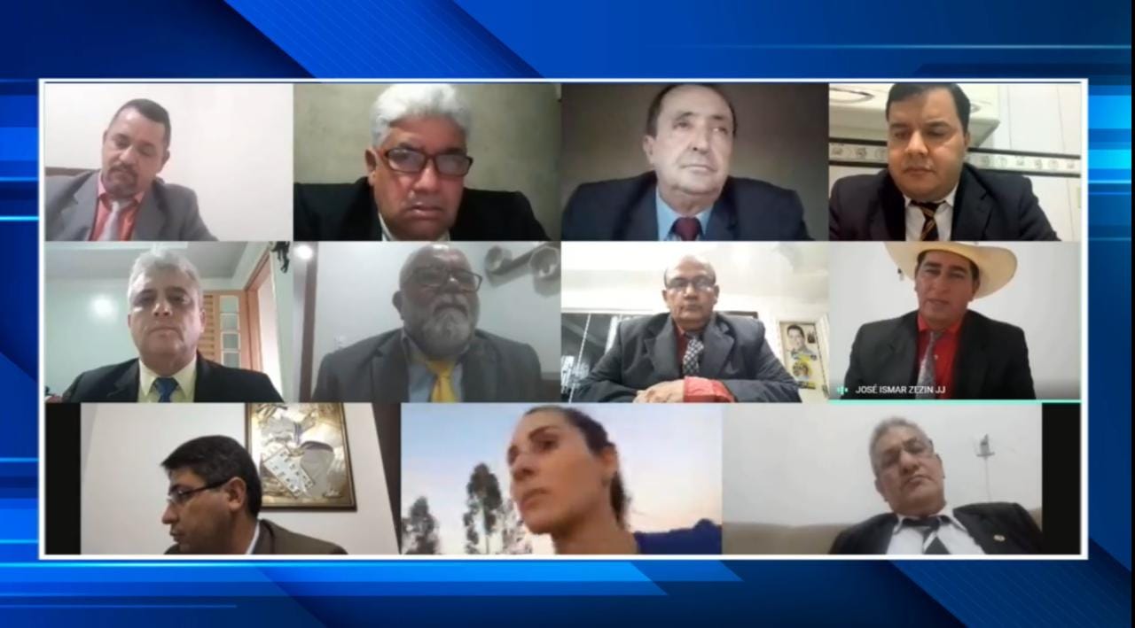 Imagem da sessão remota. Vereadora aparece de roupa esportiva (Foto: divulgação/Câmara de Palmeiras)