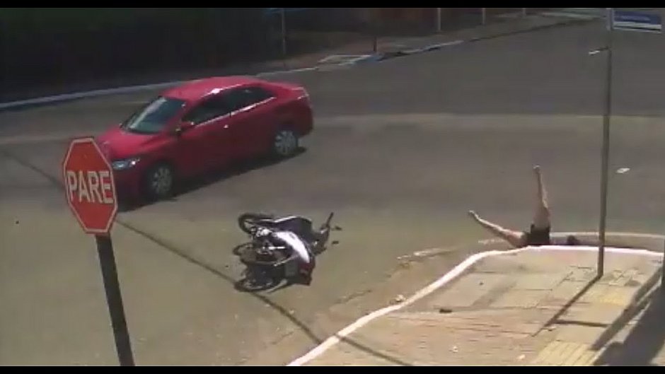 Motociclista que caiu em bueiro deixará UTI após cirurgia, diz irmão