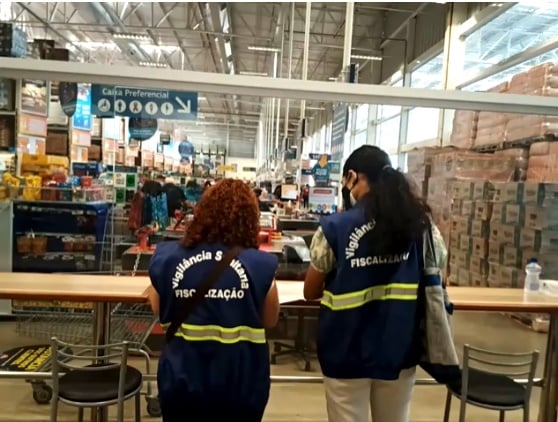 
Uma fiscalização realizada pela Vigilância Sanitária de Goiânia multou, nesta semana, 28 supermercados da capital que descumpriram normas de prevenção e combate à covid-19. (Foto: divulgação/SMS)