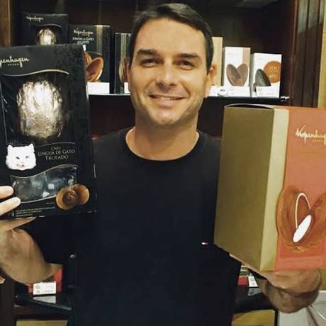 Flávio Bolsonaro em sua loja da Kopenhagen Foto: Reprodução Facebook