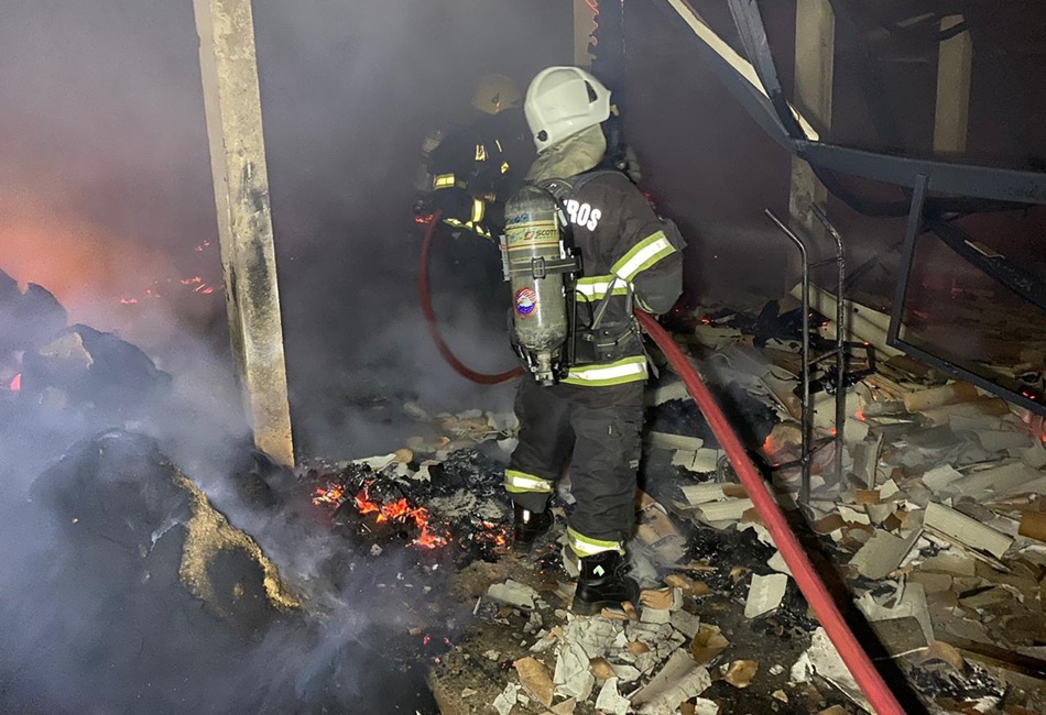 Incêndio destrói marcenaria em Aparecida de Goiânia