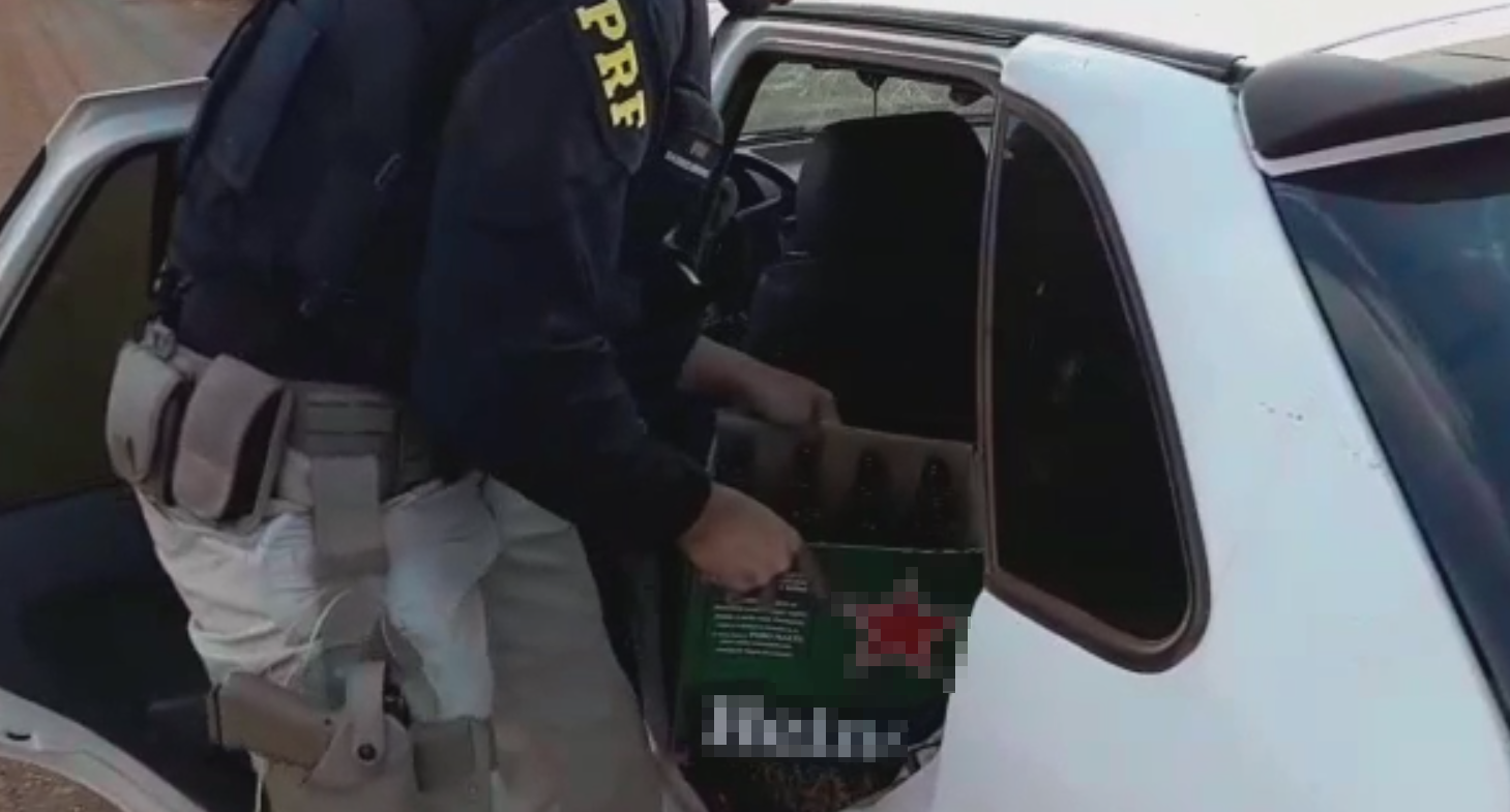 PRF flagra bebidas dentro de veículo em Rio Verde, motorista é um dos recordistas de embriaguez ao volante em 2020(Foto: PRF/ Divulgação)