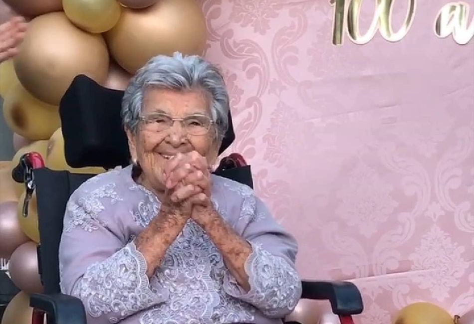 Idosa ganha carreata em comemoração aos 100 anos, com whisky de lembrança