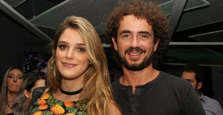 Felipe Andreoli tatua Rafa Brites e apresentadora fica em choque com o resultado tatuagem