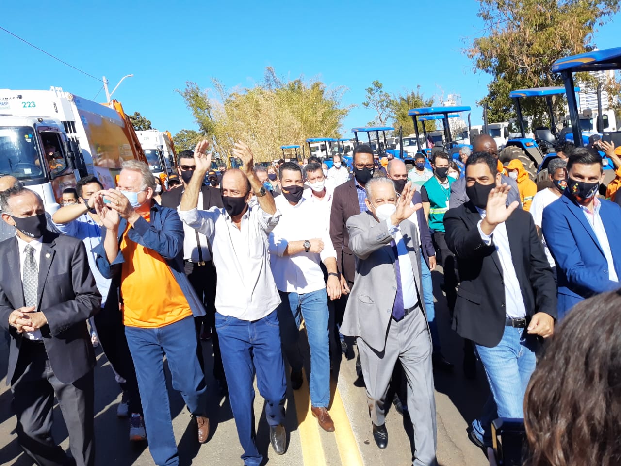 Prefeito Iris entrega caminhões em ritmo de campanha