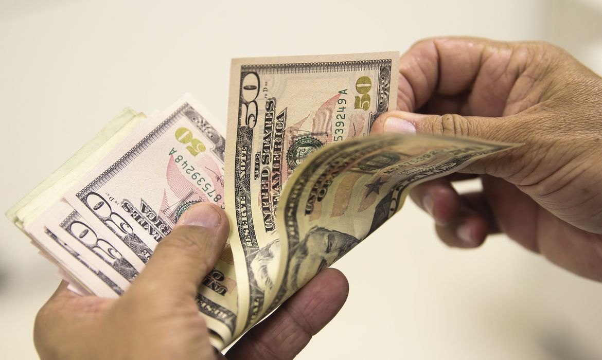 Real consegue se fortalecer e dólar à vista encerra dia em queda de 0,15%