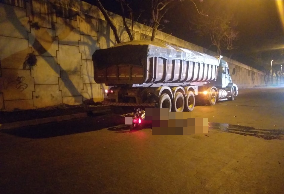 Motociclista morre ao bater em caminhão parado, no Setor Parque Oeste Industrial