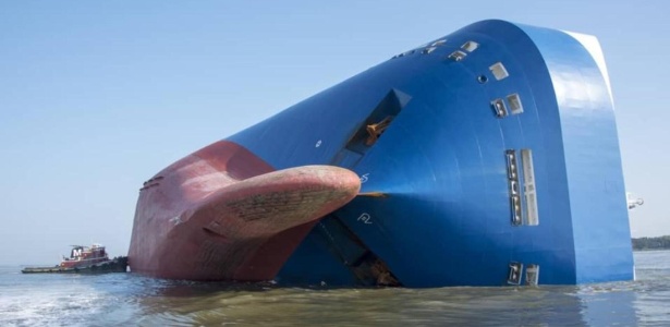 O navio MV Golden Ray, tombado com 4 mil carros, sofreu com mais uma dificuldade. Desta vez, ele foi atingido por um furacão vindo do Caribe. (Foto: NOAA)
