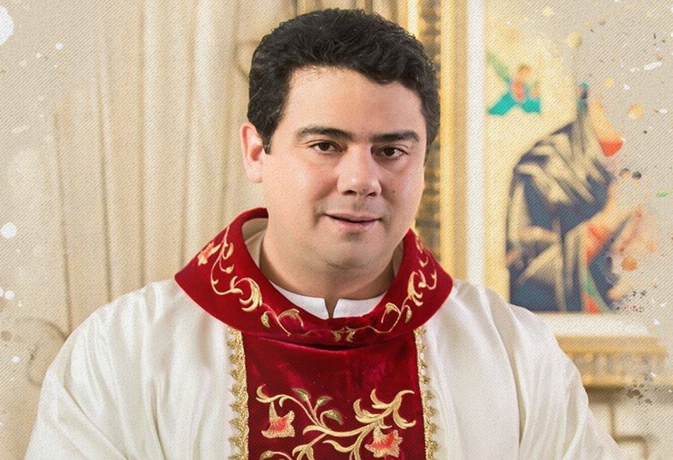 O movimento virtual em favor do padre Robson já conta com mais de mil pessoas ao vivo em uma live transmitida pelo Canal 100 no Youtube. (Foto: Reprodução/Facebook)