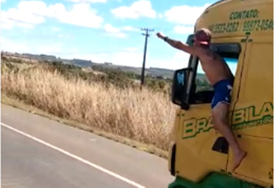 Homem é flagrado dirigindo carreta com o corpo fora do veículo, na BR 060