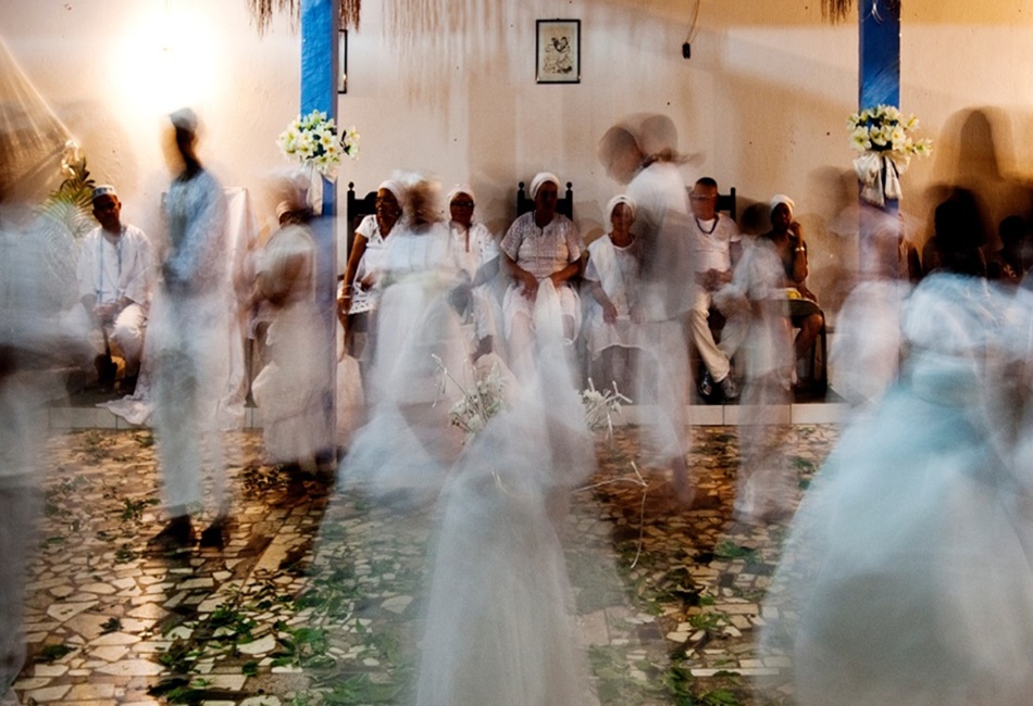 Mãe perde guarda da filha após jovem participar de ritual do candomblé