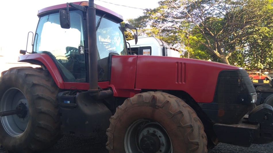 Trator falsamente furtado foi repintado pelo receptador
