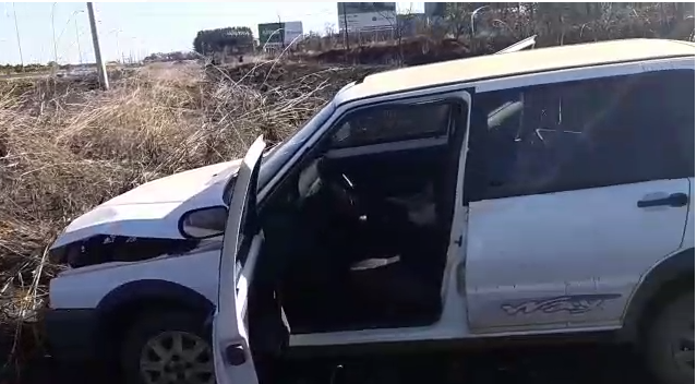 Carro que bateu em um radar de velocidade