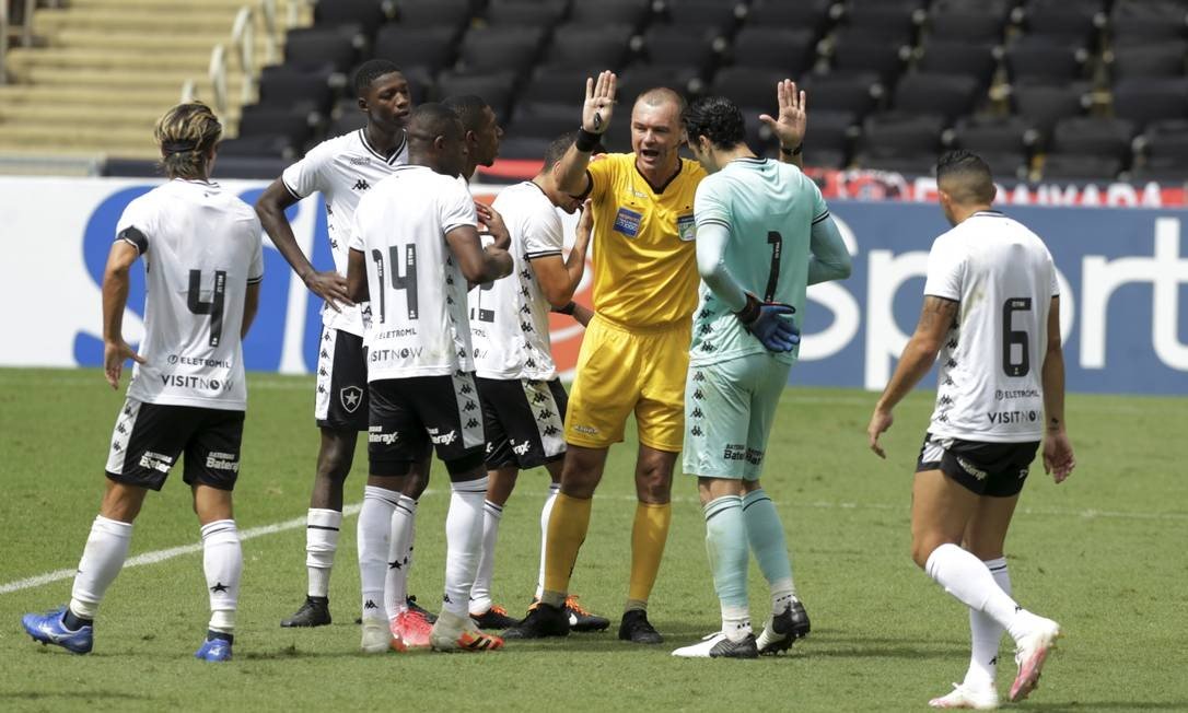 Uso do VAR em pênalti para o Flamengo irrita Pedro Raul e Autuori: 'Sempre os mesmos favorecidos'