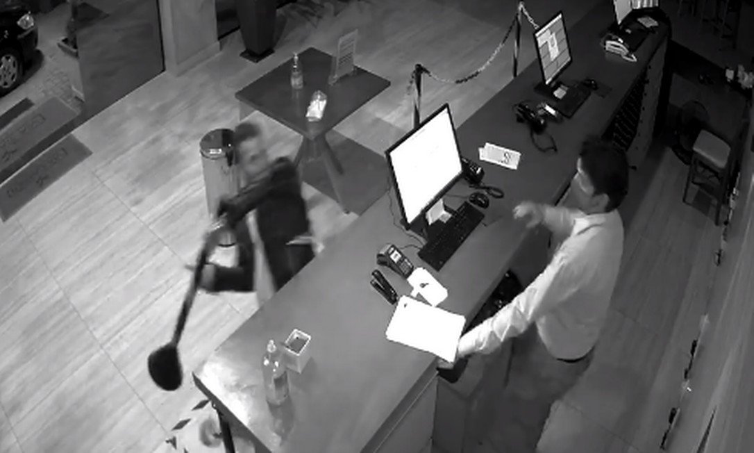 Um cliente se recusou a medir a temperatura e agrediu o funcionário de um hotel em Minas Gerais, no último sábado (8). (Foto: reprodução)