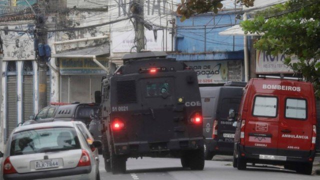 Depois de 24h de terror, com mortos, presos e famílias feitas reféns por bandidos em fuga, a PM do Rio de Janeiro controlou a tentativa de invasão ao Complexo de São Carlos. (Foto: O Globo)
