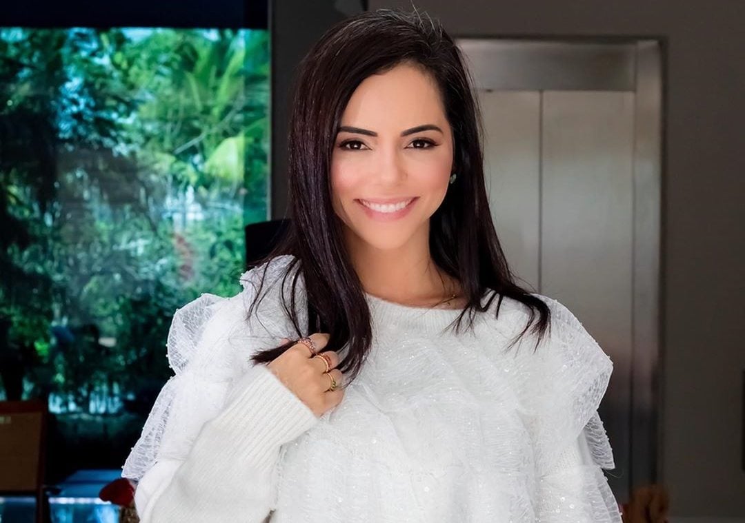Influencer Monique Elias sofre intolerância religiosa nas redes sociais ao revelar que segue Candomblé