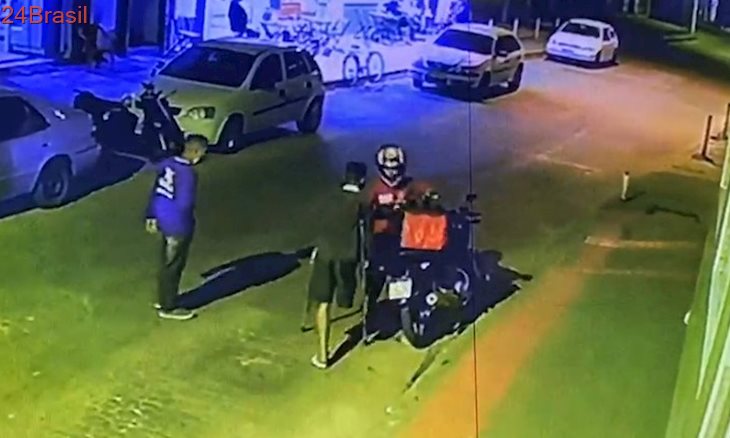 Com ajuda de um colega, homem sem perna assalta motoboy