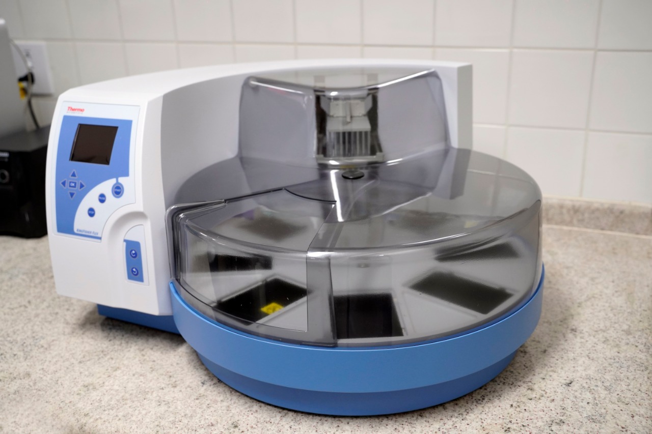 Após receber um extrator automatizado e insumos, como kits de extração, o Lacen-GO aumentou a capacidade diária de testes de covid-19. (Foto: divulgação/SES)