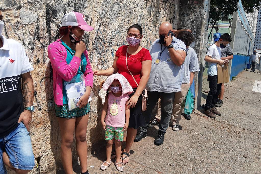 Quase três milhões de beneficiários do Bolsa Família vão deixar de receber o auxílio emergencial pago na pandemia de coronavírus. (Foto: FolhaPress)