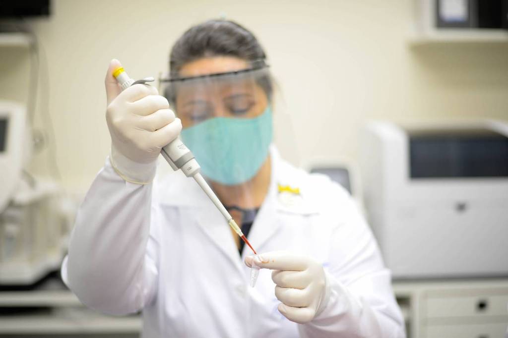 Estudo: ataque autoimune é causa de 10% de casos graves da Covid