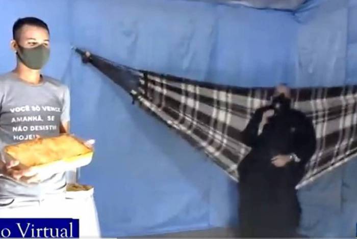 Padre faz sucesso após leiloar lasanha, enquanto balança em rede