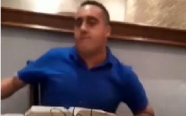 Um vídeo com trecho de uma transmissão ao vivo mostra um pastor, que, sem saber que já estava ao vivo, se levanta, dá um tapa em algo e xinga a mulher que o está auxiliando. (Foto: reprodução)